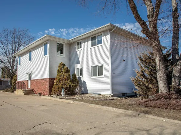 215 21st St NW APT 3, Waverly, IA 50677