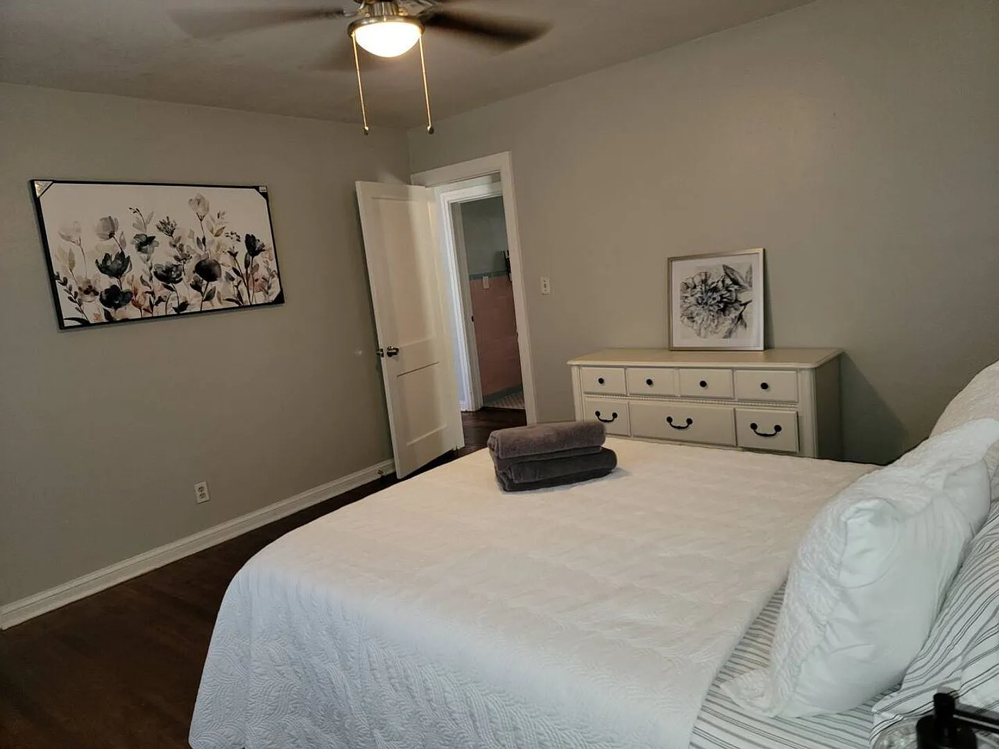 Move In Special!! Charming 2 Bedroom Duplex — Photo 4