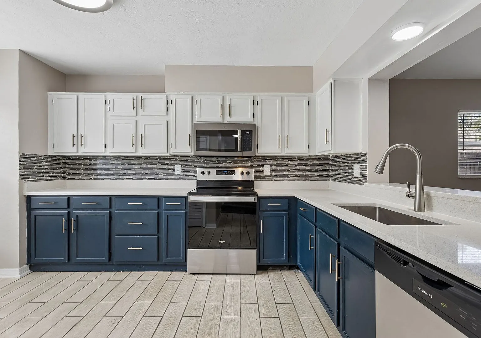 Newly Renovated 3 Bedroom End-Unit Townhome With Fenced Backyard! — Photo 4