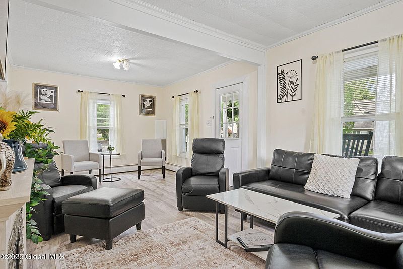 4th image of 25 Thomson Avenue