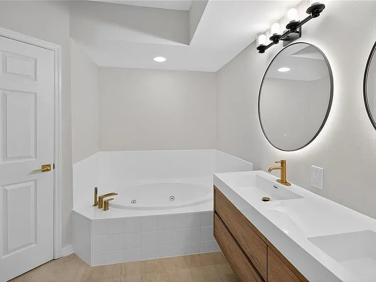 5430 Eagles Point Cir #202 — Photo 28