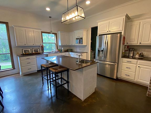4th image of 1429 Lake Dr
