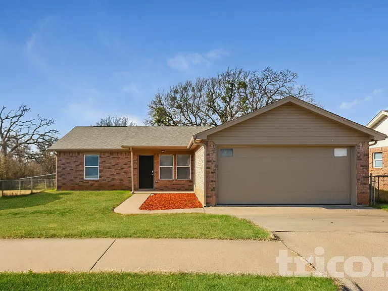 213 Dean Ct — Photo 1