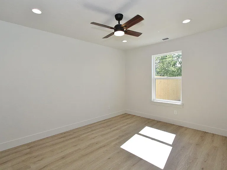 1115 S Commercial Ave #2 — Photo 16