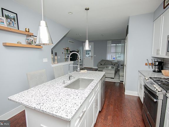 5th image of 1913 E Hagert St #1