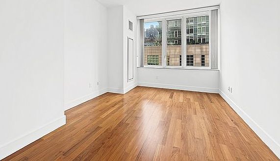 3rd image of 250 E 53rd St APT 605