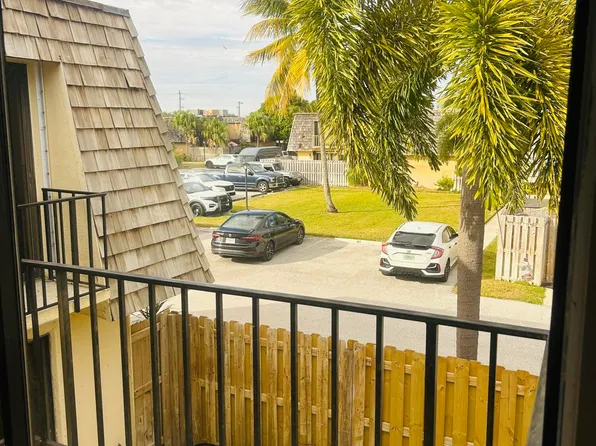 31 Lake Arbor Dr, Palm Springs, FL 33461