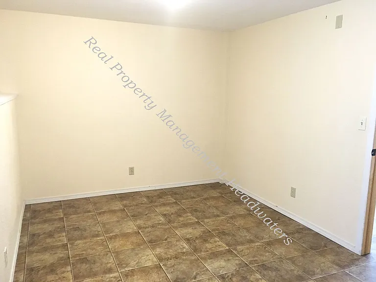 1311 Peosta Ave — Photo 16