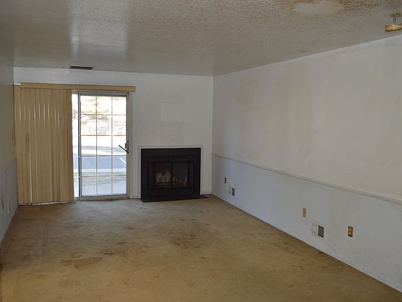 Longe - Fireplace