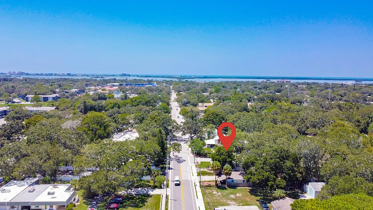 Close to the water...short 8 blocks. - 840 Beltrees St
