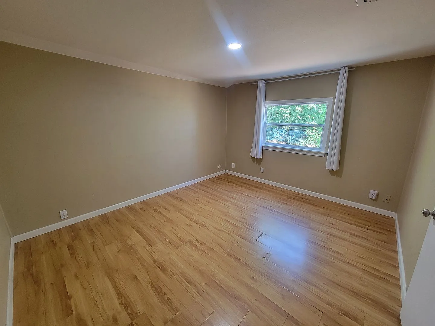 Available Soon! Lovely 5 Bed / 2 Bath Home In Sacramento, Ca — Photo 3