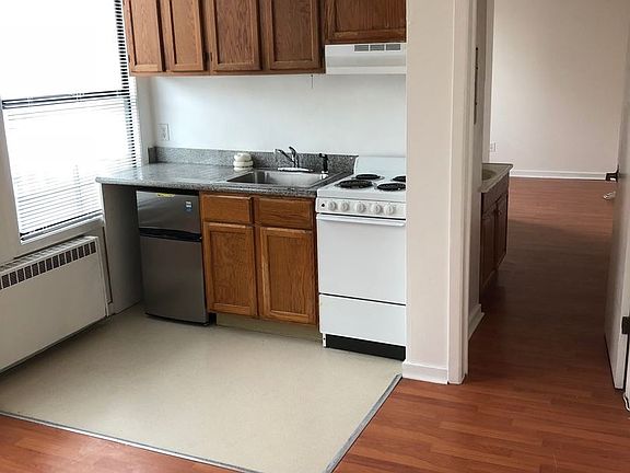 2nd image of 1000 Howard St APT 402