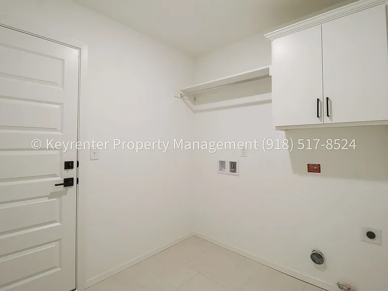 2908 S Redwood Ave — Photo 17
