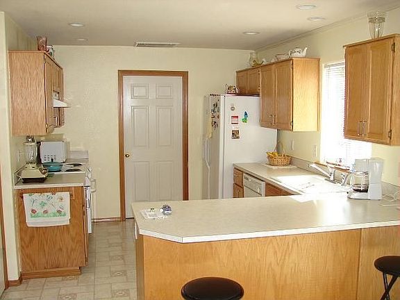Generous kitchen w/pantry