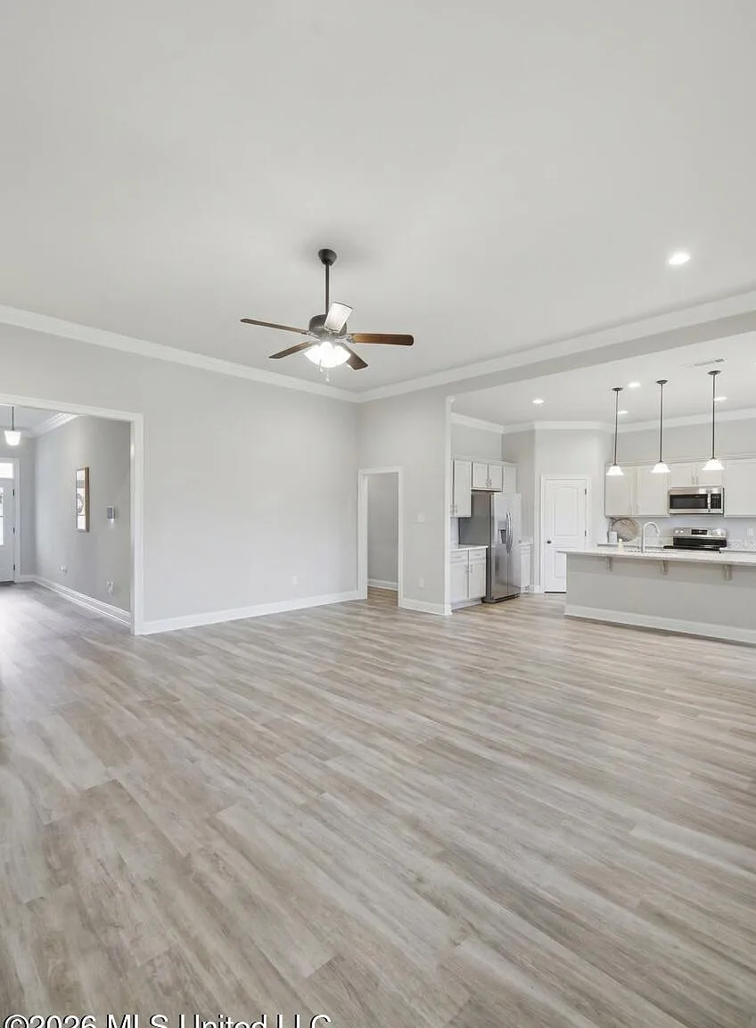 4 bed, 2.0 bath, 2486 sqft, $2,500 — Photo 3