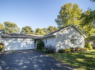 11655 Hawthorne Glen Dr, Grand Blanc, MI 48439