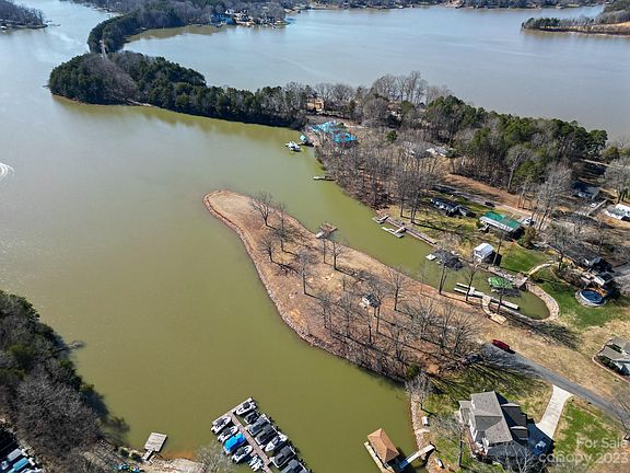 3rd image of 4556 Lake Dr
