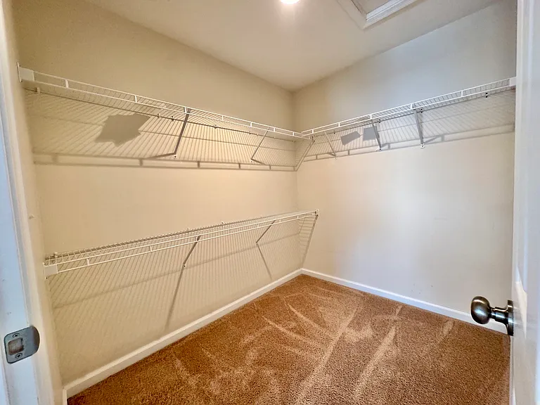 195 Moul Ave - Owner's Suite Walk-In Closet