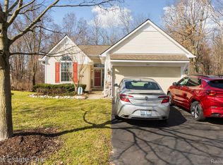 937 Rikki Ann Ct, Wixom, MI 48393