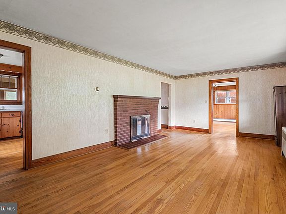 4th image of 718 E Main St
