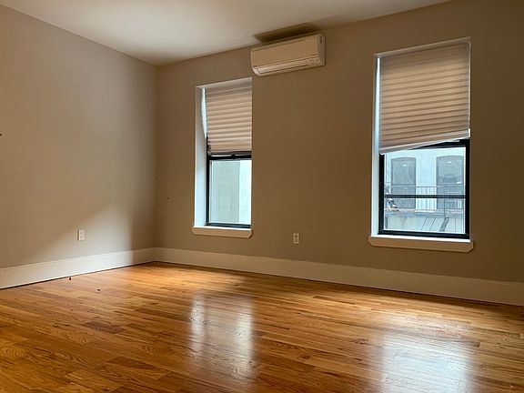 4th image of 245 Sullivan Pl #D4