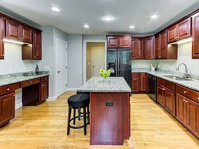 23 Holbrook Ln — Photo 8