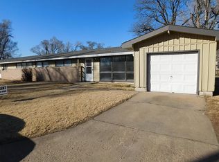 1402 Kingston Dr, Salina, KS 67401