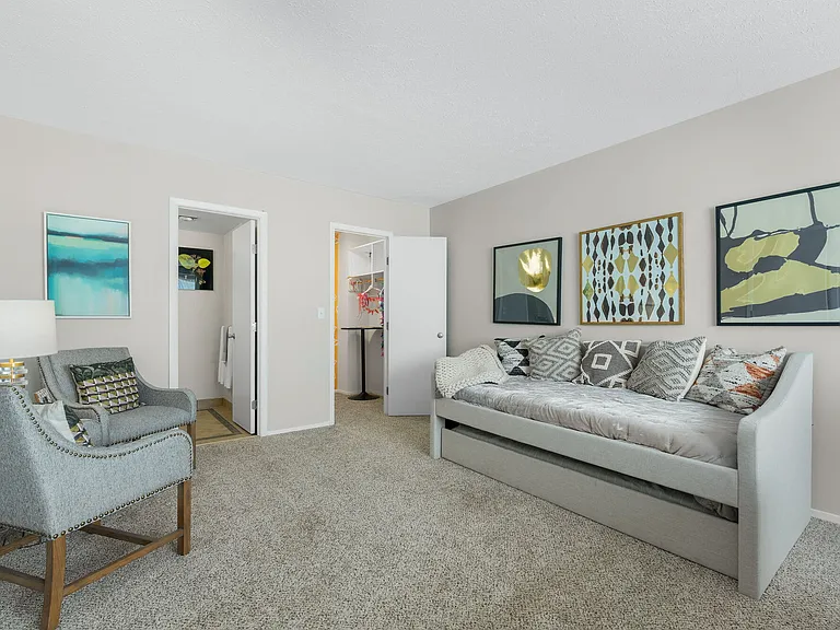 THE VANTAGE APARTMENTS — Photo 10