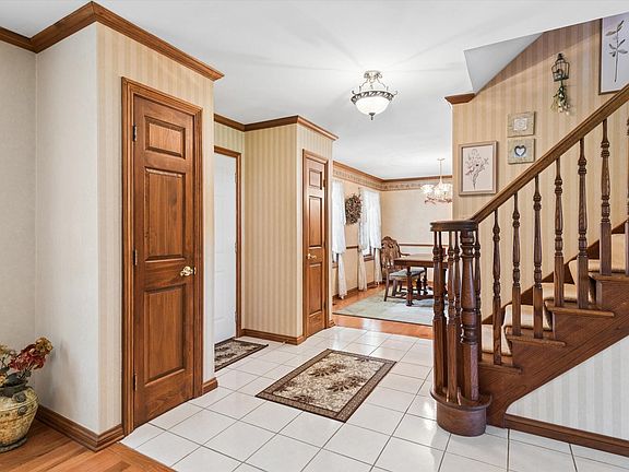 3rd image of 546 Windridge Dr