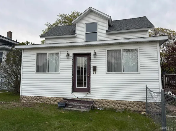 219 S 10th St, Gladstone, MI 49837