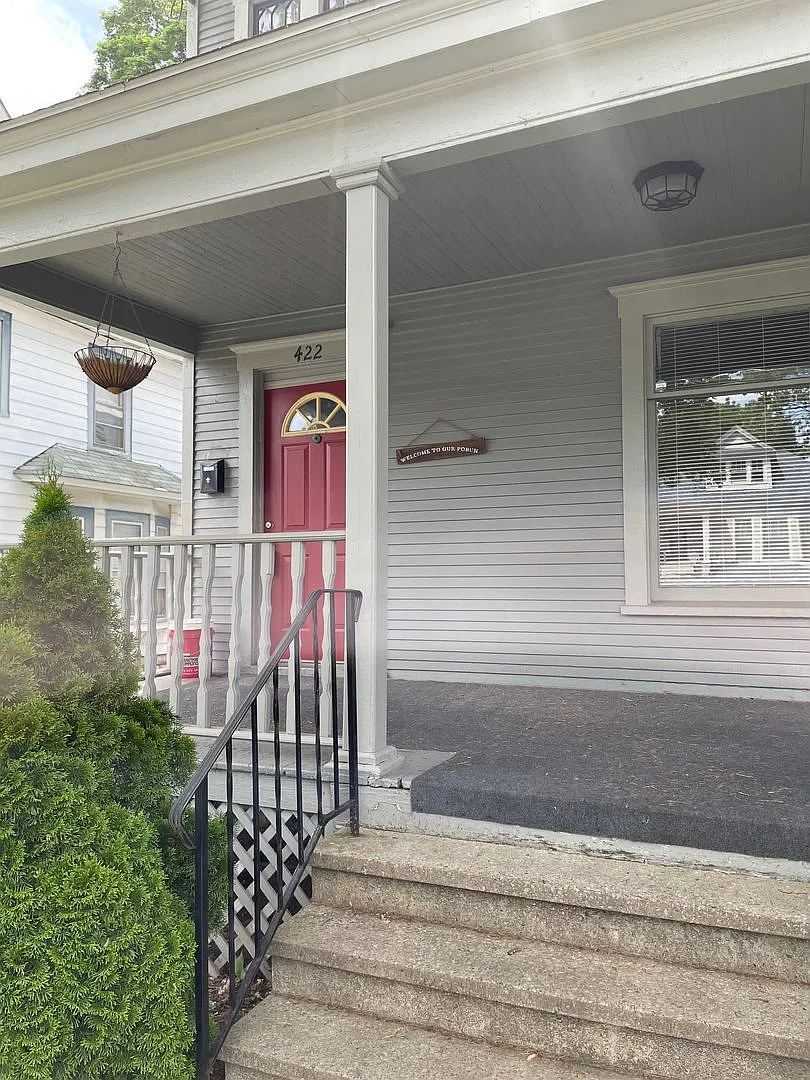 420-422 Douglas Street — Photo 3