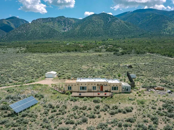 131 Quintana Rd, Questa, NM 87556