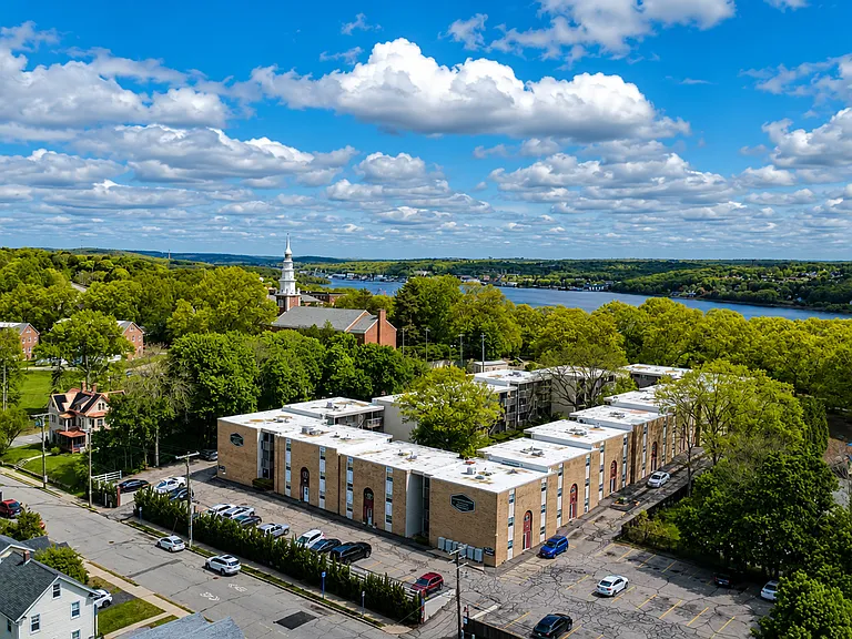 Courtview Square Apartments — Photo 14