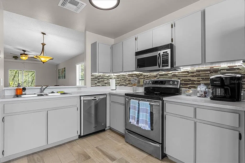 3 bed, 2.0 bath, 1382 sqft, $2,300 — Photo 4
