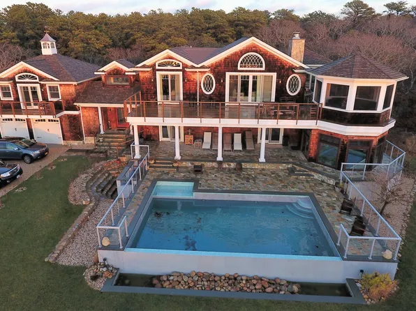 https://photos.zillowstatic.com/fp/a0cadec3db45569fb7a3da564e4bb5d5-p_e.webp