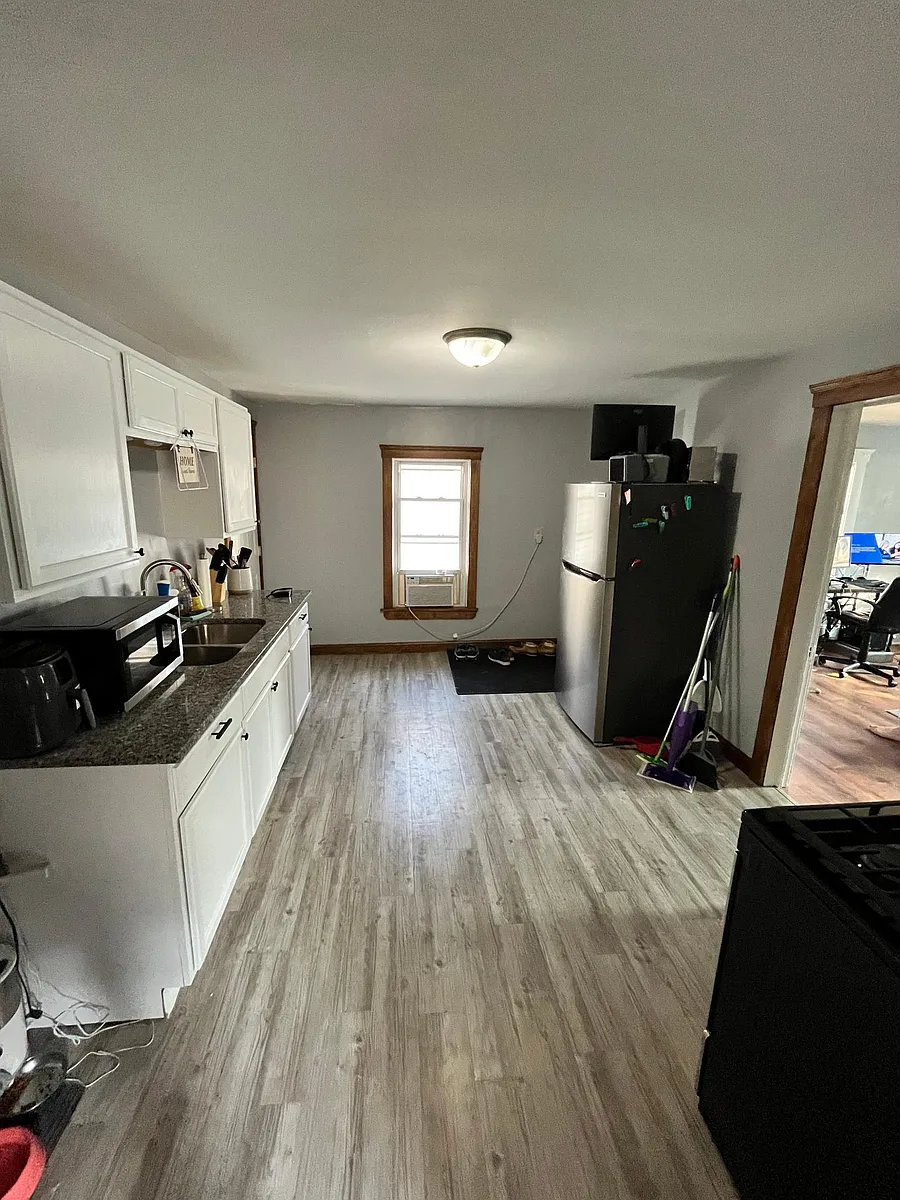 Building Photo - 2260 W 7th St #2