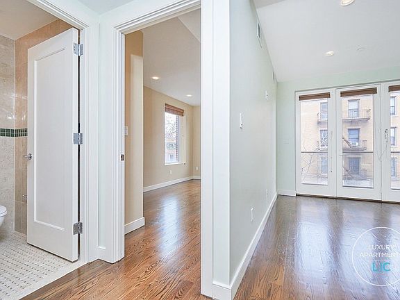 5th image of 2704 Hoyt Ave S APT 3C