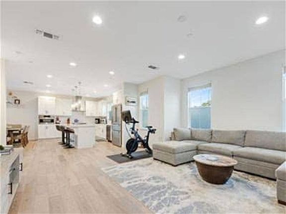 3rd image of 1747 Linden Ln