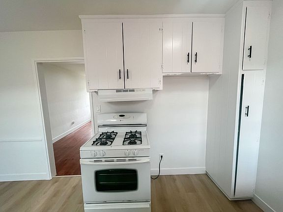 4th image of 2420 N Buena Vista St #1B