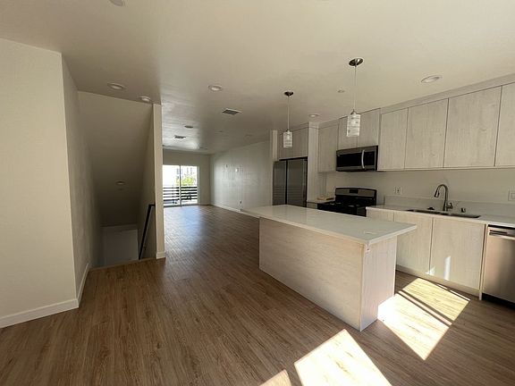 2nd image of 2418 Carmona Ave
