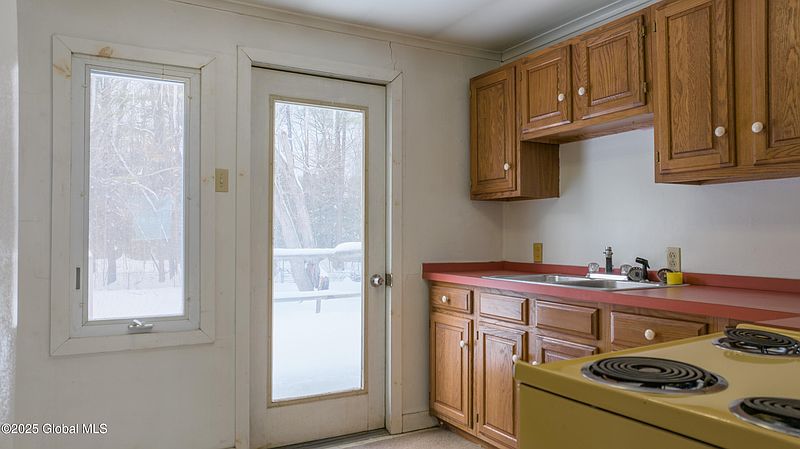 5th image of 110 Traver Road