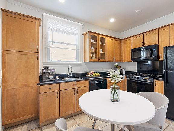3rd image of 2530 Chestnut St APT 8