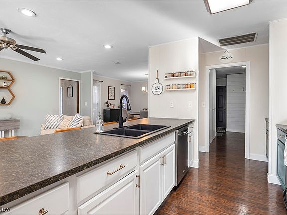 5th image of 455 Woodridge Cir