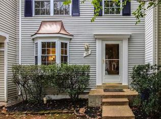11 Fairmont Pl, Sterling, VA 20165