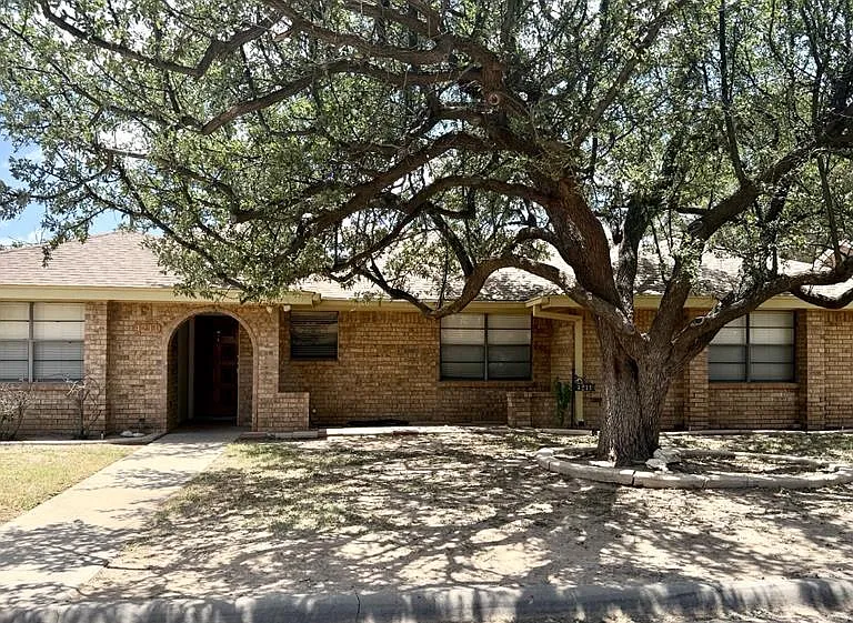 4211 Russell Dr — Photo 1