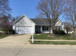 212 Boone Hills Dr, Saint Peters, MO 63376