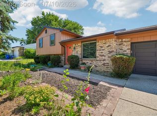 2714 Silverstone Ln, Waterford, MI 48329