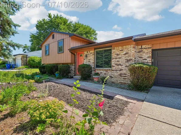 2714 Silverstone Ln, Waterford, MI 48329