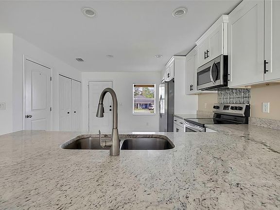 5th image of 10438 Grimes St