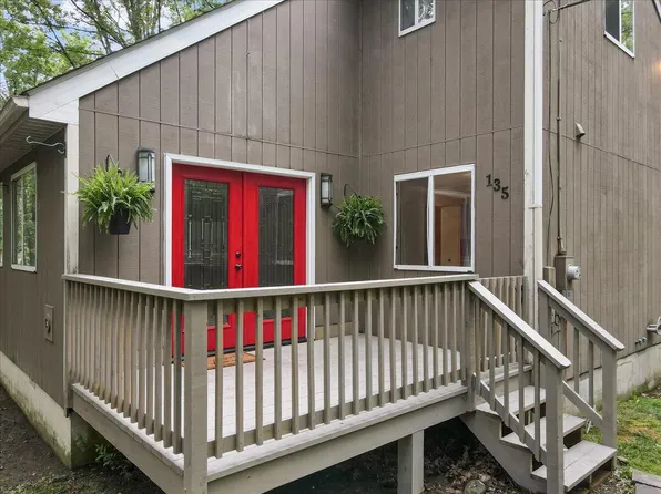 135 Tumble Ct, East Stroudsburg, PA 18302